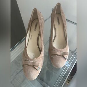 Geox Beige Suede Cross-Strap Pumps | Breathable Comfort Heels (EU 38.5 / US 8)